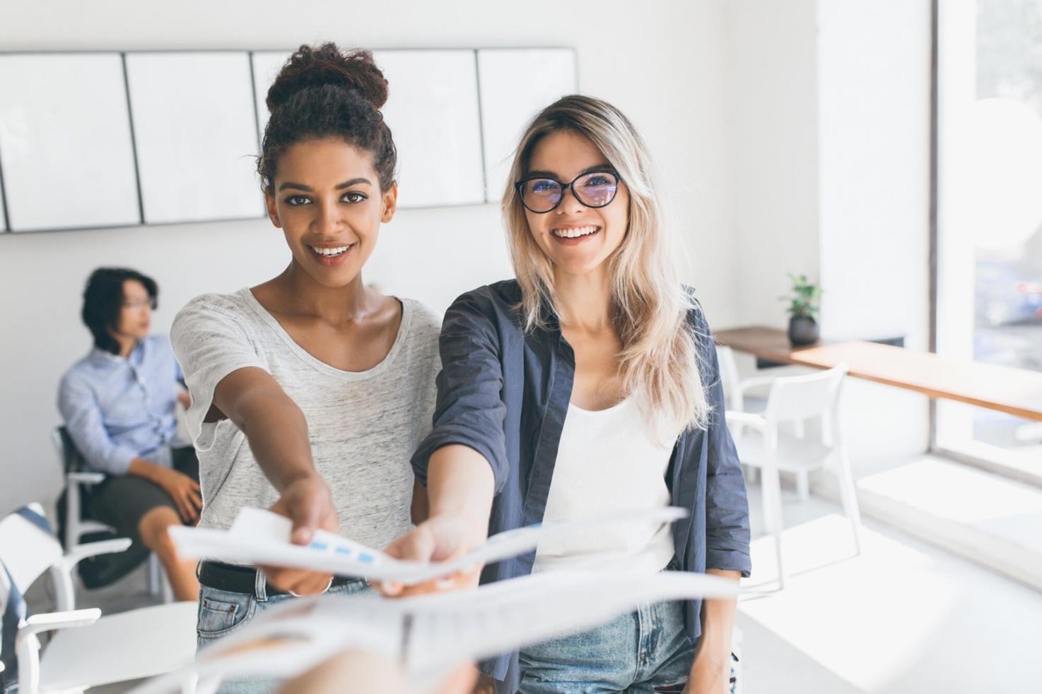 Dozent erklärt Budget-Software-Funktionen an einem großen Bildschirm während einer Schulung