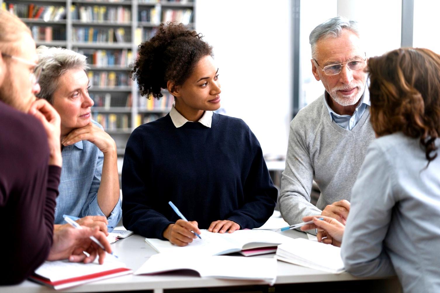 Teilnehmer arbeiten gemeinsam an Budget-Software in einem Workshop
